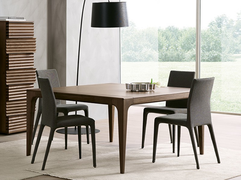 Fashion: tavolo da pranzo quadrato piano legno, in ambiente moderno, made in Italy | Fashion: square dining table with wooden top, in a modern setting, made in Italy