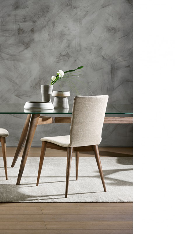 Ambra: sedia da soggiorno imbottita con struttura in legno massello e scocca curvata | modern upholstered dining chair, with solid wood structure with curved and upholstered shell