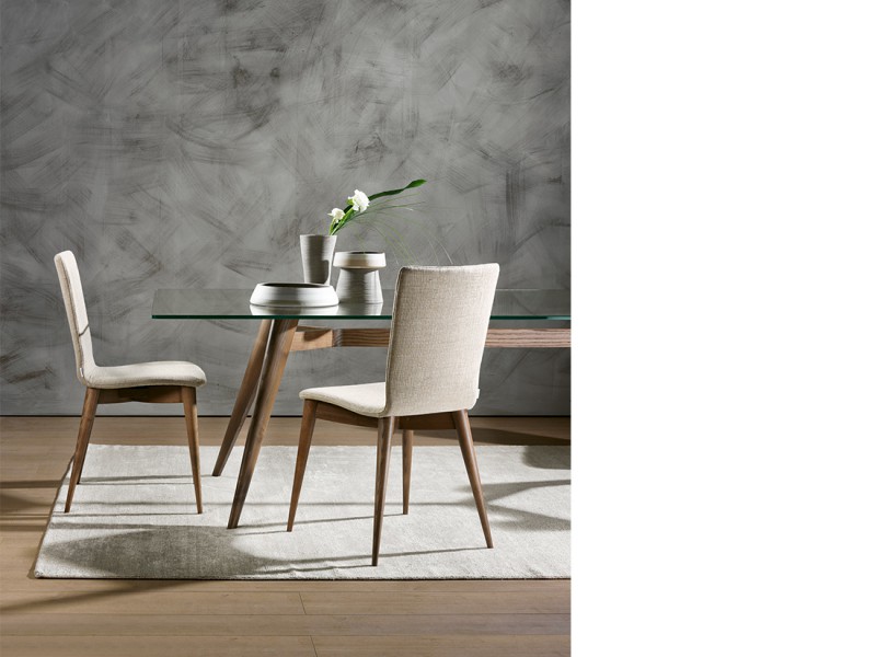 Ambra: sedia da soggiorno imbottita con struttura in legno massello e scocca curvata | modern upholstered dining chair, with solid wood structure with curved and upholstered shell