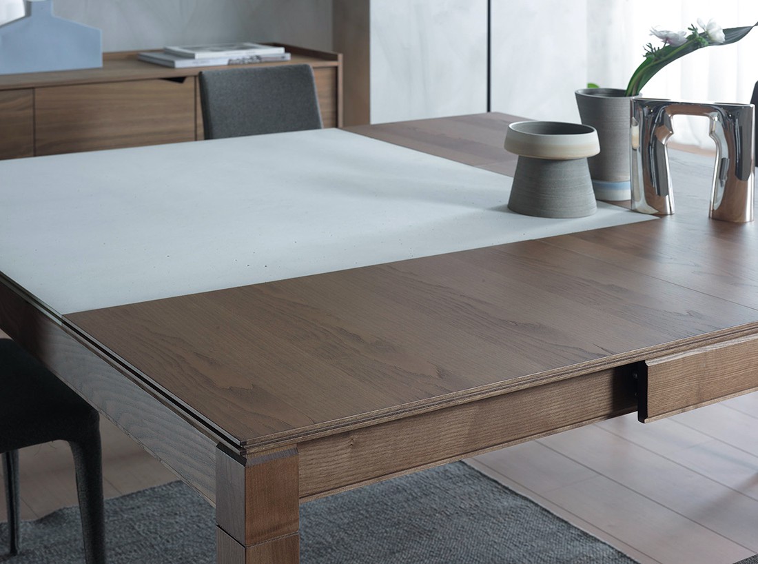 Plurimo: dettaglio tavolo da pranzo piano legno allungabile, mod. brevettato | Plurimo: detail of dining table with extendable wooden top, mod. patented