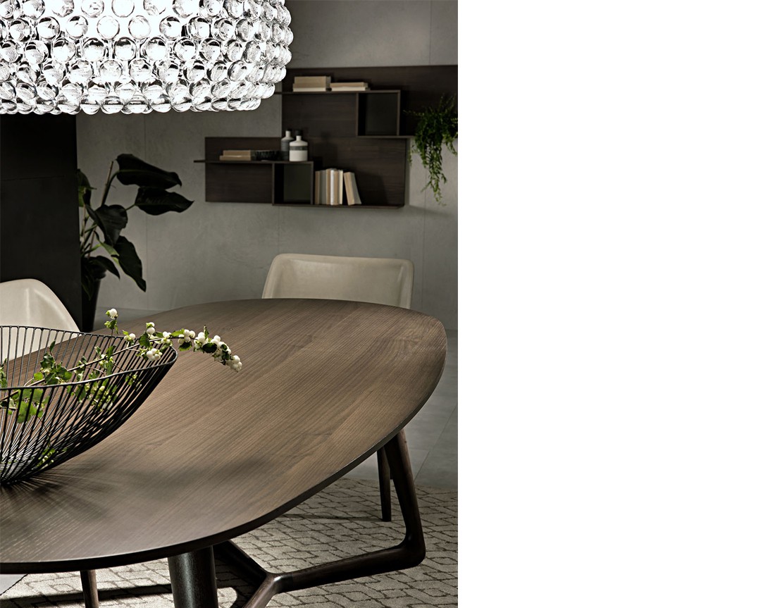Cover: dettaglio tavolo moderno piano legno ovale in ambiente moderno | Cover: modern oval wooden table detail in a modern setting
