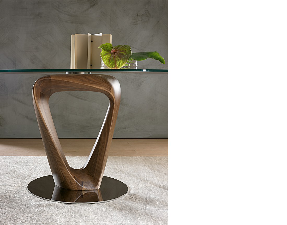 Mobius: Tavolo in legno massello piano vetro, dettaglio base | Mobius:Solid wood table with glass top, base detail