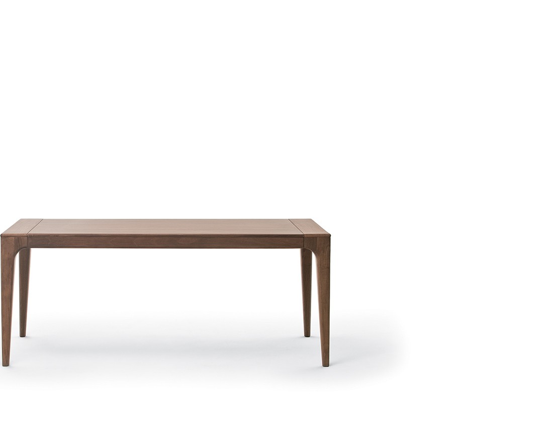 Fashion: tavolo da pranzo allungabile piano legno, dettaglio | Fashion: extendable dining table with wooden top, detail