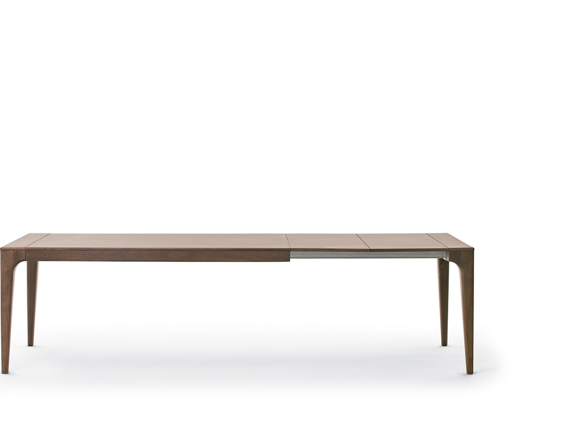 Fashion:  tavolo da pranzo allungabile piano legno, dettaglio  | Fashion: extendable dining table with wooden top, detail 