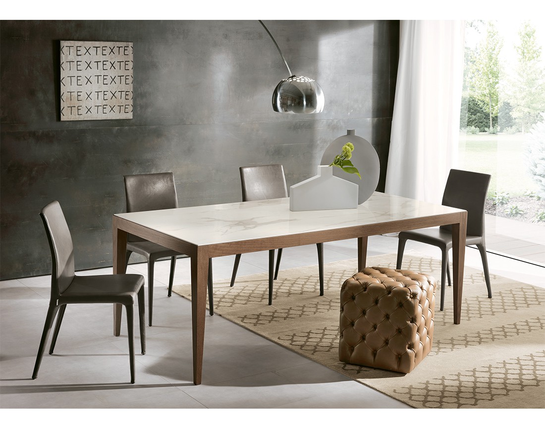 Dominique: tavolo da pranzo rettangolare piano Laminam in ambiente moderno | Dominique: rectangular dining table with Laminam top in modern living