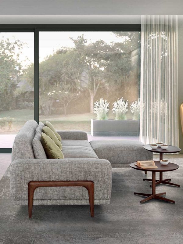 Costanza: divano modulare dettaglio bracciolo in legno | Costanza: modular sofa with wooden armrest detail